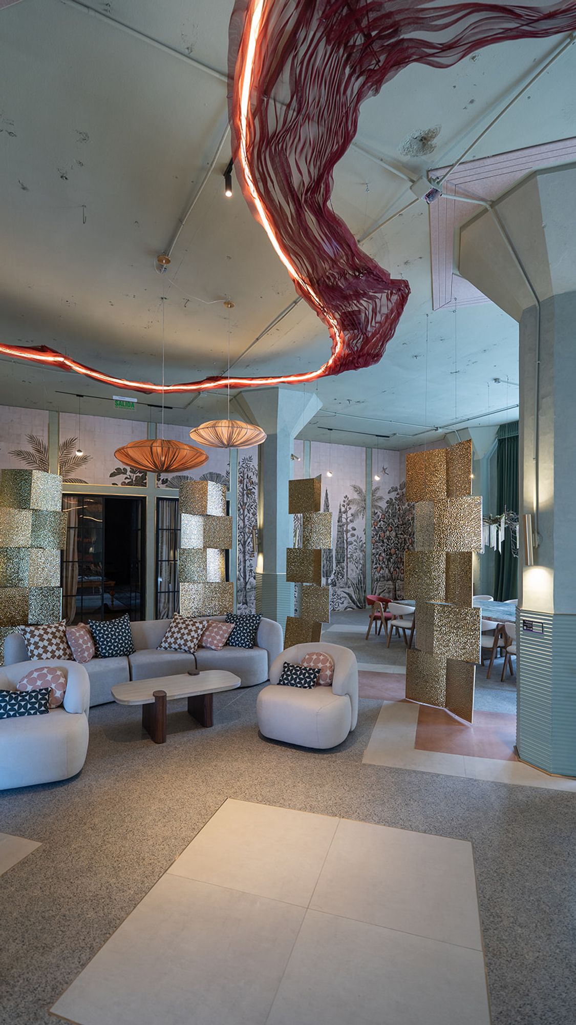 Casa FOA 2026, living con instalación textil roja y colgantes